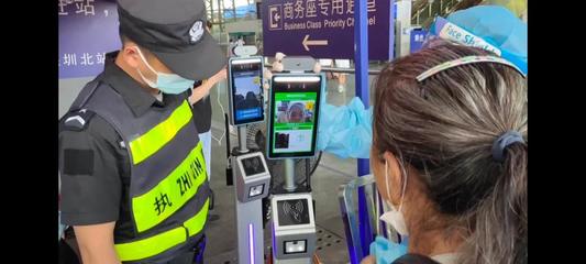 深圳北站启用智能防疫新设备 人脸识别测温与粤康码核验一体机
